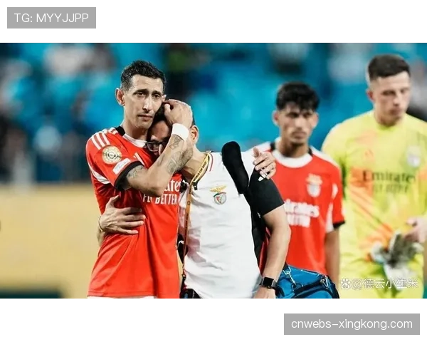 巴萨vs本菲卡一役,主裁判耳机故障导致比赛中断近五分钟 巴萨vs本菲卡一役,主裁判耳机故障导致比赛中断近五分钟