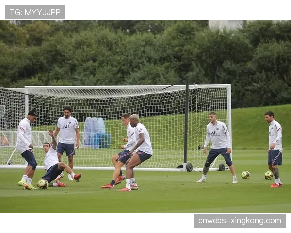 巴黎圣日耳曼举办社区足球日活动，重点训练青少年防守站位